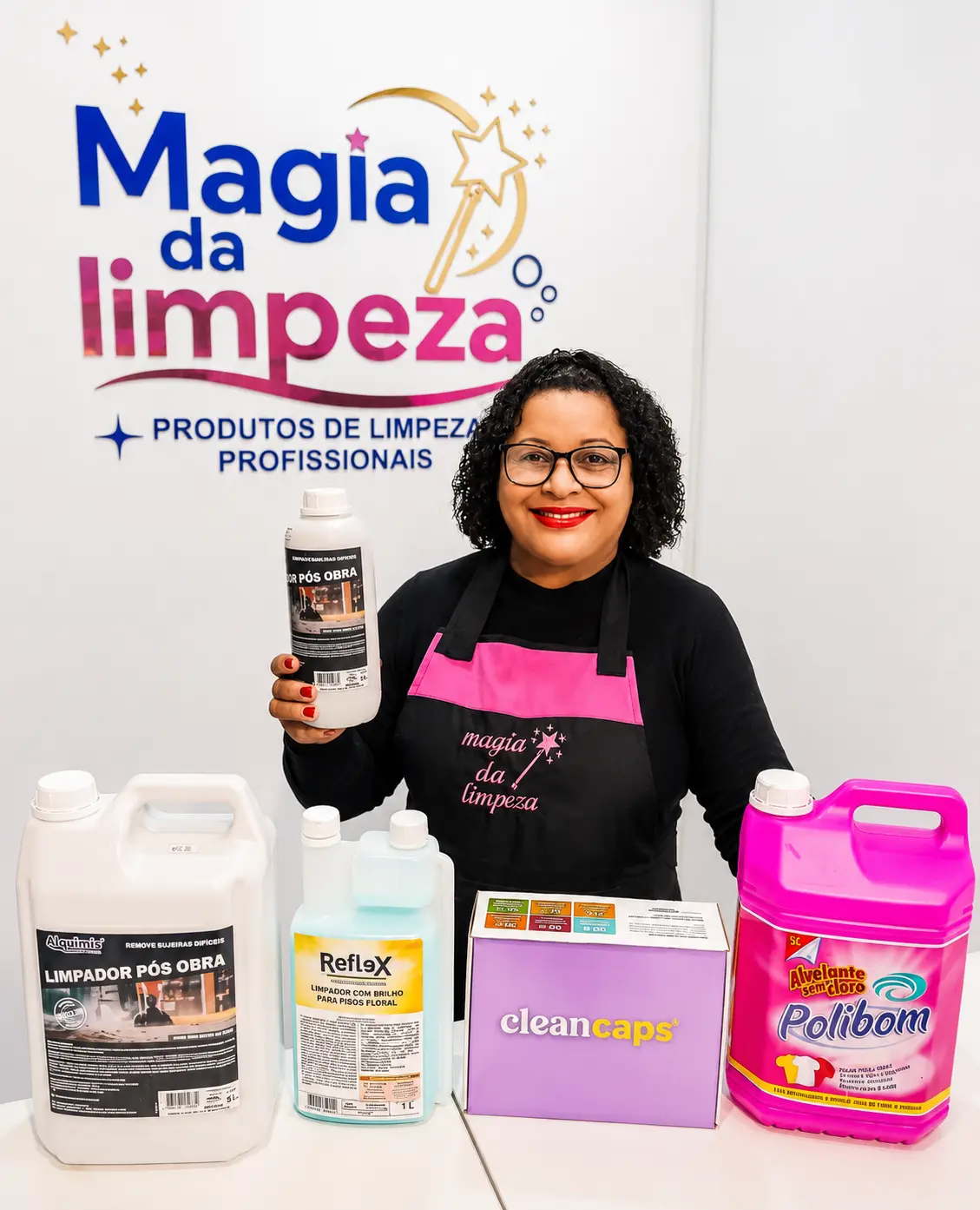Especialista da Magia da Limpeza apresentando produtos profissionais de limpeza para residências e empresas em Canoas RS