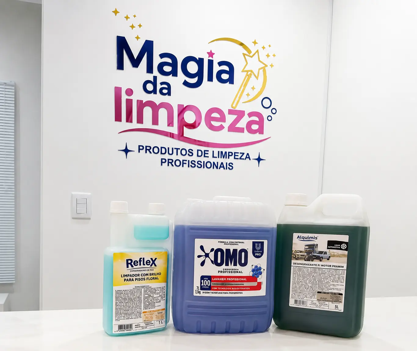 Estoque de galões para limpeza pesada e uso industrial